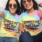 Maglietta personalizzata School's Out for Summer Ultimo giorno di scuola Tie-Dye Insegnanti Studenti Stagione dei diplomi