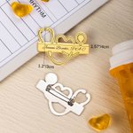 Spilla personalizzata per la laurea in medicina con nome dello studente infermiere e medico