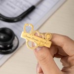 Spilla personalizzata per la laurea in medicina con nome dello studente infermiere e medico