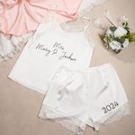 Personalisierte Spitze Braut Dessous Pyjamas Outfit mit Text und Datum Braut Geschenk Flitterwochen Outfit für die Hochzeit Braut Frau Ehefrau