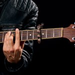 Capos Guitare Uniques Personnalisés avec Nom ou Texte gravé pour Amateurs de Guitare