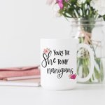 Tasse en céramique blanche personnalisée You're The She to My Nanigans Girl Trips Beach Gift Passe au lave-vaisselle et au micro-ondes