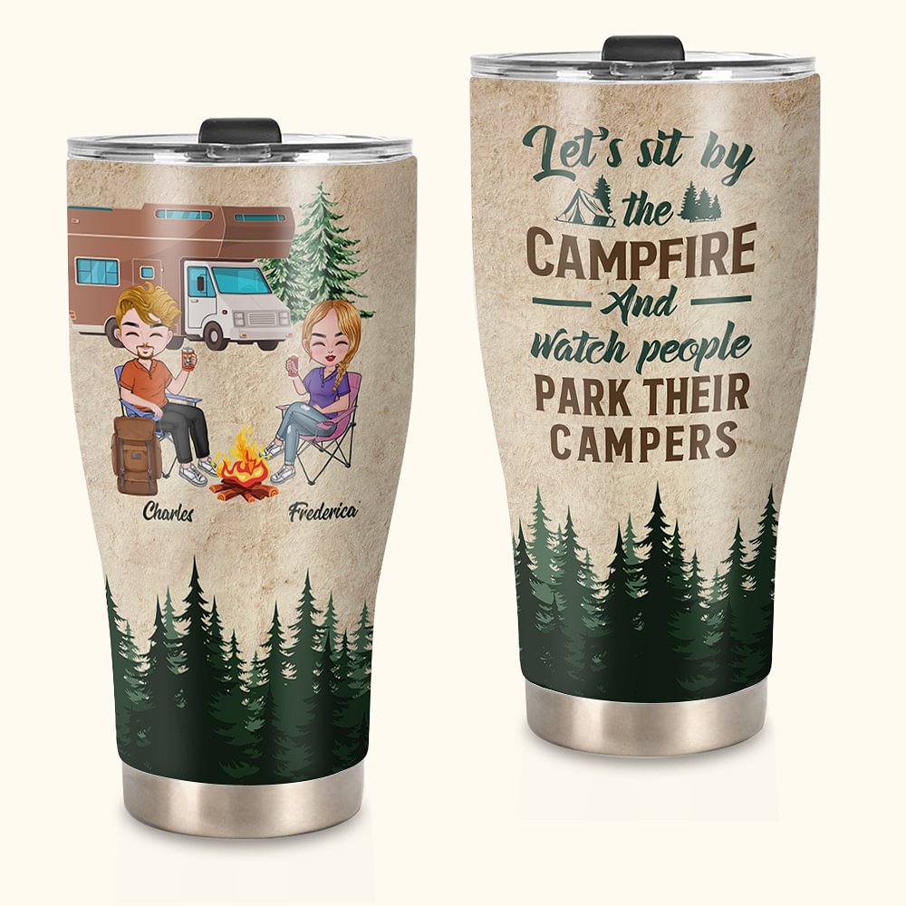 Personalisierte Let's Sit am Lagerfeuer und beobachten Menschen Parken ihre Camper gebogen Becher Jahrestag Geburtstag Geschenk für Camping Paare