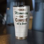 Personlig Making Memories One Campsite at A Time 30 oz Curved Tumbler Jubileumsgave til campingpar
