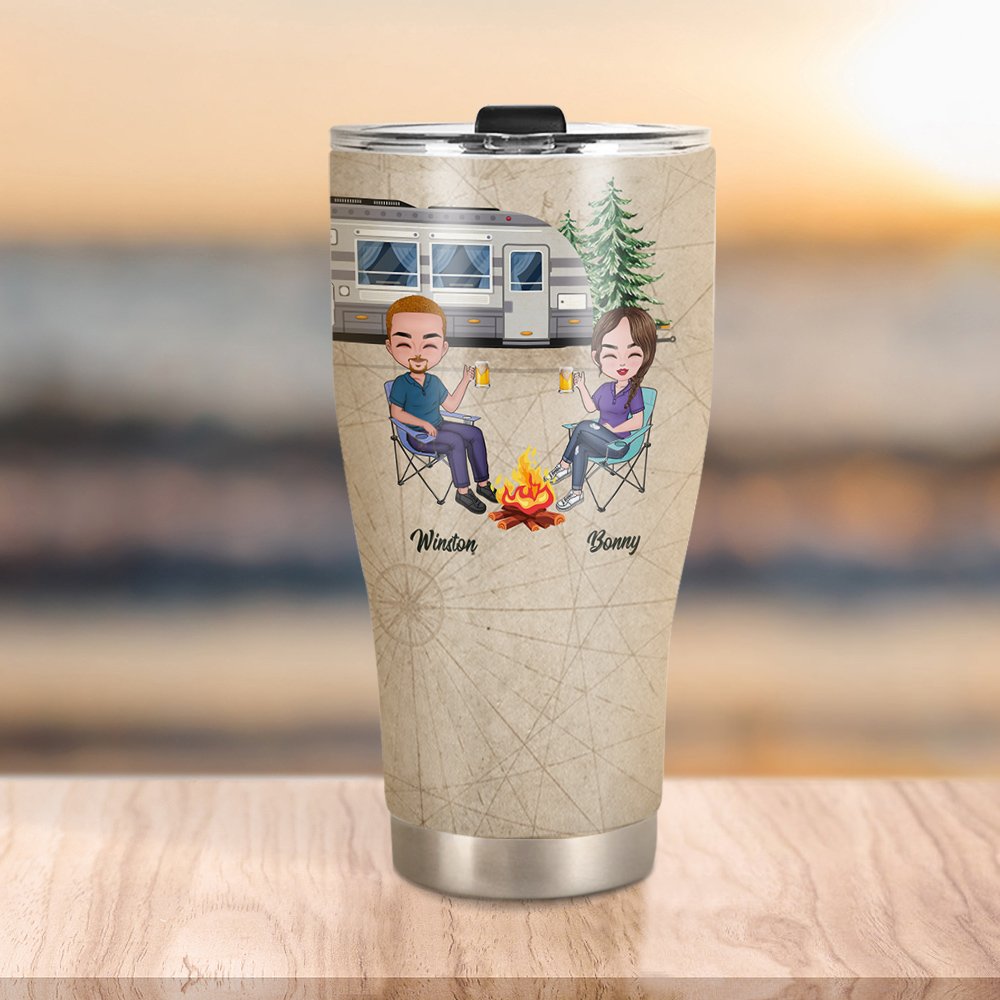 Personlig Låt oss sitta vid lägerelden och se folk parkera sina husbilar Böjd tumbler Jubileumspresent för campingpar 2