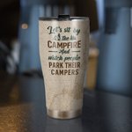 Personlig Låt oss sitta vid lägerelden och se folk parkera sina husbilar Böjd tumbler Jubileumspresent för campingpar 3