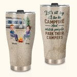 Personlig Låt oss sitta vid lägerelden och se folk parkera sina husbilar Böjd tumbler Jubileumspresent för campingpar 1
