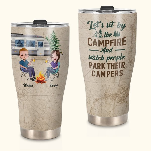 Personlig Låt oss sitta vid lägerelden och se folk parkera sina husbilar Böjd tumbler Jubileumspresent för campingpar