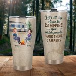 Personlig Låt oss sitta vid lägerelden och se folk parkera sina husbilar Böjd tumbler Jubileumspresent för campingpar 4