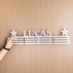 Personalizada Medalla Nombre Colgador Premio Display Rack con Estrellas Decoración Metal Art Sign Regalo para Ganador Atletas Investigador