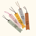 Personalisiertes Leder Lesezeichen mit Geburtsblume und Name Geburtstag Muttertag Geschenk für Buchliebhaber Leser Schriftsteller Studenten