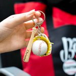 Personalisierte Multicolor Baseballschläger Baseballhandschuh Schlüsselanhänger Tasche Zubehör mit eingraviertem Namen Team Trainer Geschenk für Baseb