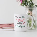 Personlig You Are The She To My Nanigans Vit keramisk mugg Födelsedag julklapp för syster bestie C-typ handtag