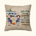 Personalizado Let's Sit By The Campfire And Watch People Park Their Campers Funda de Almohada Regalo de Cumpleaños para Pareja de Camping Decoración de Habitación