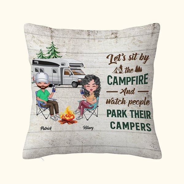 Personalizado Let's Sit By The Campfire And Watch People Park Their Campers Funda de Almohada Regalo de Cumpleaños para Pareja de Camping Decoración del Hogar