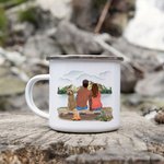 Spersonalizowany kubek emaliowany Life Is Better Around The Campfire Family 11oz do wędrówek w plenerze i podróży z plecakiem na kempingu