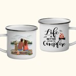 Spersonalizowany kubek emaliowany Life Is Better Around The Campfire Family 11oz do wędrówek w plenerze i podróży z plecakiem na kempingu