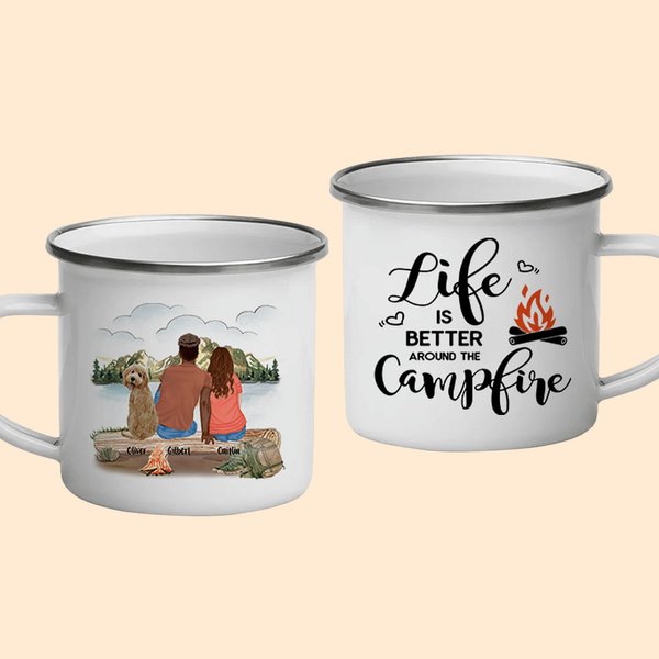 Spersonalizowany kubek emaliowany Life Is Better Around The Campfire Family 11oz do wędrówek w plenerze i podróży z plecakiem na kempingu
