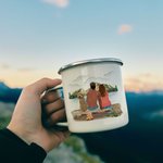 Spersonalizowany kubek emaliowany Life Is Better Around The Campfire Family 11oz do wędrówek w plenerze i podróży z plecakiem na kempingu