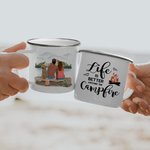 Spersonalizowany kubek emaliowany Life Is Better Around The Campfire Family 11oz do wędrówek w plenerze i podróży z plecakiem na kempingu