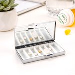 Gepersonaliseerde Monogram Pillendoos Vitaminen Organisator 7 Dag Weekly Initialen Pillendoos Reizen Werk Essentiële Gezondheid Wellness Gift voor familielid