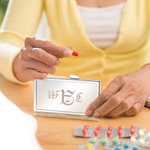 Gepersonaliseerde Monogram Pillendoos Vitaminen Organisator 7 Dag Weekly Initialen Pillendoos Reizen Werk Essentiële Gezondheid Wellness Gift voor familielid