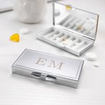 Gepersonaliseerde Monogram Pillendoos Vitaminen Organisator 7 Dag Weekly Initialen Pillendoos Reizen Werk Essentiële Gezondheid Wellness Gift voor familielid
