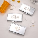 Gepersonaliseerde Monogram Pillendoos Vitaminen Organisator 7 Dag Weekly Initialen Pillendoos Reizen Werk Essentiële Gezondheid Wellness Gift voor familielid