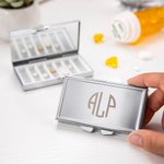 Gepersonaliseerde Monogram Pillendoos Vitaminen Organisator 7 Dag Weekly Initialen Pillendoos Reizen Werk Essentiële Gezondheid Wellness Gift voor familielid