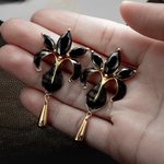 Gepersonaliseerde Iris Bloem Oorbellen met Druppel Initiaal Zwart Bruiloft Stijl Bengelen Iris Oorbellen Zirkoon voor Bruidsmeisje Vrouwen Meisje Sieraden