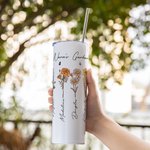 Personalisert fødselsblomst Skinny dobbeltvegget isolert 20 oz tumbler med sugerør og lokk Bestemorgave Mormorgave Bursdagsgave