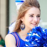 Boucles d'Oreilles de Football Américain Personnalisées avec Numéros Paillettes et Triple-Couche Cadeau pour Maman Joueuse