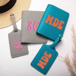 Porte-Passeport Étiquette Bagage Personnalisées avec Initiales Bicolores Accessoires de Voyage Cadeau Bridal Shower Vacances pour Femme