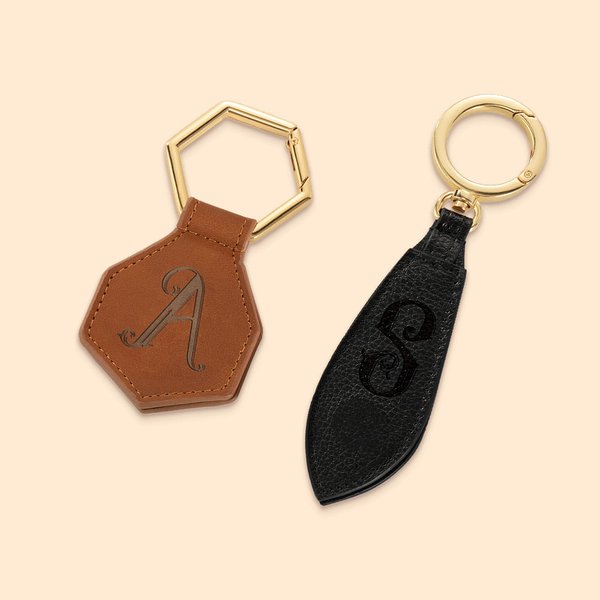 Clip de sombrero de cuero magnético personalizado y resistente con inicial Juego de 2 accesorios de viaje Regalo de cumpleaños para mujer