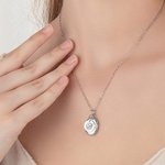 Collana personalizzata con ciondolo apribile con foto, testo e fiore di nascita incisi - Regalo per festa della mamma e compleanno per donne