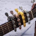 Capos Guitare Uniques Personnalisés avec Nom ou Texte gravé pour Amateurs de Guitare