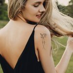 Tatouage Personnalisé avec Fleur de Naissance et 2 Prénoms Autocollant de Tatouage pour Famille Couple Meilleure Amie