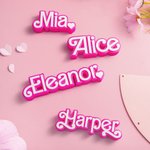 Plaque d'Identité Personnalisée Style Poupeé Fans Rose Imprimée en 3D Marque Décoration de Bureau Cadeau d'Anniversaire pour Fille Fan de Poupée Fans