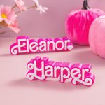 Plaque d'Identité Personnalisée Style Poupeé Fans Rose Imprimée en 3D Marque Décoration de Bureau Cadeau d'Anniversaire pour Fille Fan de Poupée Fans