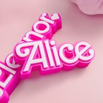 Plaque d'Identité Personnalisée Style Poupeé Fans Rose Imprimée en 3D Marque Décoration de Bureau Cadeau d'Anniversaire pour Fille Fan de Poupée Fans