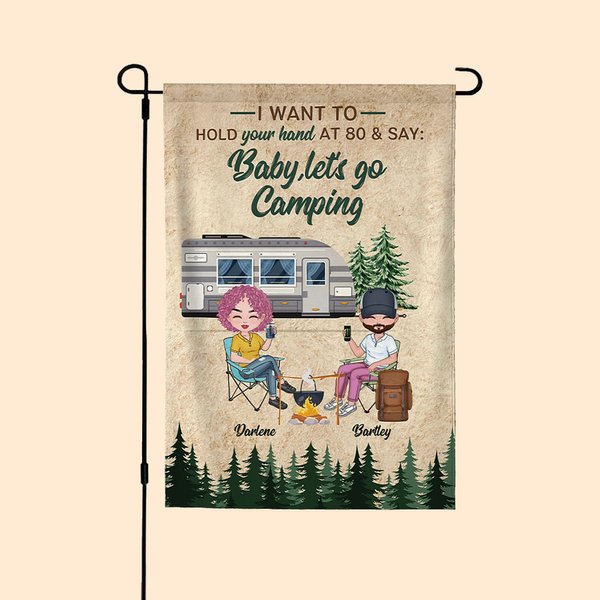 Bandiera da giardino personalizzata per coppie di campeggiatori: voglio tenere la tua mano a 80 anni e dire Baby Let's Go Camping.