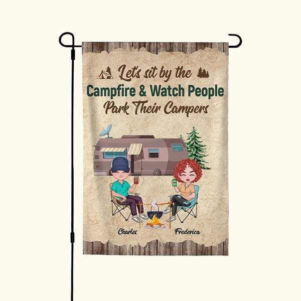 Personalizzato Sediamoci accanto al fuoco e guardiamo la gente parcheggiare i loro camper Bandiera da giardino Regalo di anniversario per coppie di ca