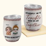 Henkilökohtainen Kuka tiesi, että olemme pulassa, kun olemme yhdessä Bestie Group Wine Tumbler 12oz Funny Gift For Sisters