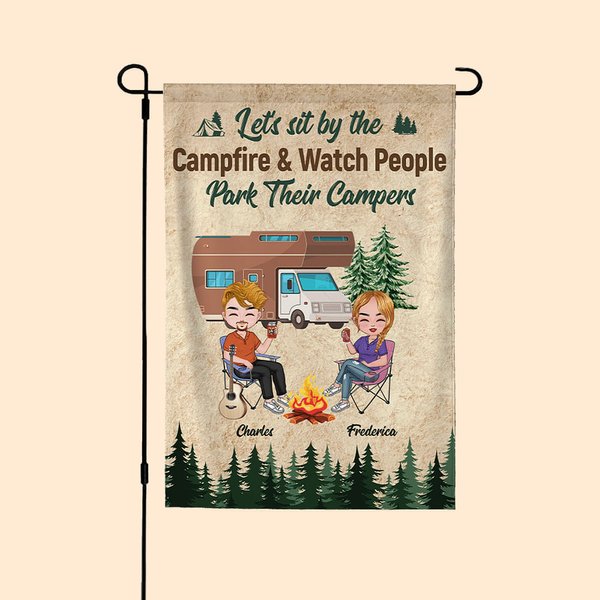 Bandiera da giardino personalizzata per coppie di campeggiatori: sediamoci accanto al fuoco e guardiamo le persone che parcheggiano i loro camper.