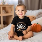 Personalisierte Retro Halloween Hippie Geist Kürbis Blume Schmetterling Skelett Baby Strampler Halloween Geschenk für Baby oder neue Mutter