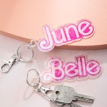 Porte-clé Personnalisé avec Nom Accessoire en Acrylique Paillettes Roses Décor Sac Cadeau pour Fans de Poupée