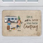 Gepersonaliseerde Life is Better When You're Camping Deurmat Verjaardagscadeau