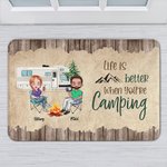 Tapis de Porte Personnalisé avec Dessin de Personnages et Nom Thème Camping Cadeau Anniversaire pour Amis Partenaire Amateur de Camping