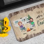 Tapis de Porte Personnalisé avec Dessin de Personnages et Nom Thème Camping Cadeau Anniversaire pour Amis Partenaire Amateur de Camping