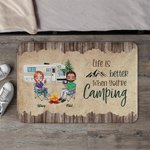 Tapis de Porte Personnalisé avec Dessin de Personnages et Nom Thème Camping Cadeau Anniversaire pour Amis Partenaire Amateur de Camping